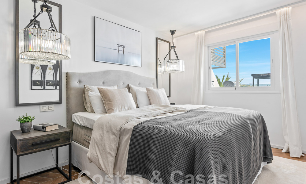 Penthouse contemporain rénové à vendre avec vue sur la montagne et la mer à Nueva Andalucia, Marbella 53577