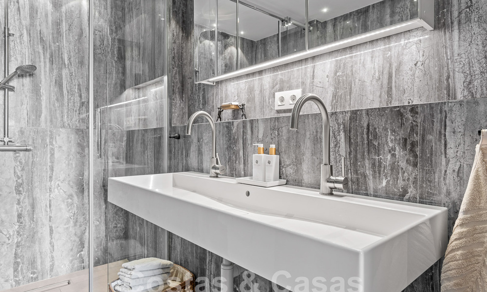 Penthouse contemporain rénové à vendre avec vue sur la montagne et la mer à Nueva Andalucia, Marbella 53579