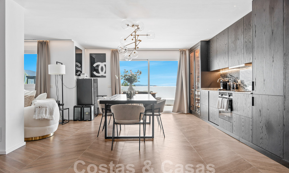Penthouse contemporain rénové à vendre avec vue sur la montagne et la mer à Nueva Andalucia, Marbella 53584