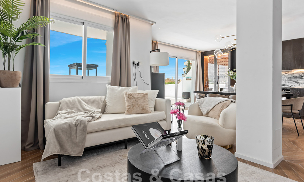 Penthouse contemporain rénové à vendre avec vue sur la montagne et la mer à Nueva Andalucia, Marbella 53587
