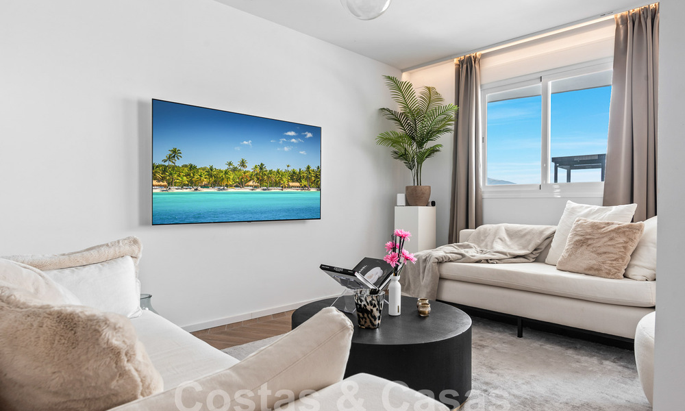 Penthouse contemporain rénové à vendre avec vue sur la montagne et la mer à Nueva Andalucia, Marbella 53588