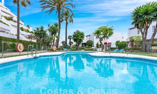 Penthouse contemporain rénové à vendre avec vue sur la montagne et la mer à Nueva Andalucia, Marbella 53591 