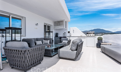 Penthouse contemporain rénové à vendre avec vue sur la montagne et la mer à Nueva Andalucia, Marbella 53594