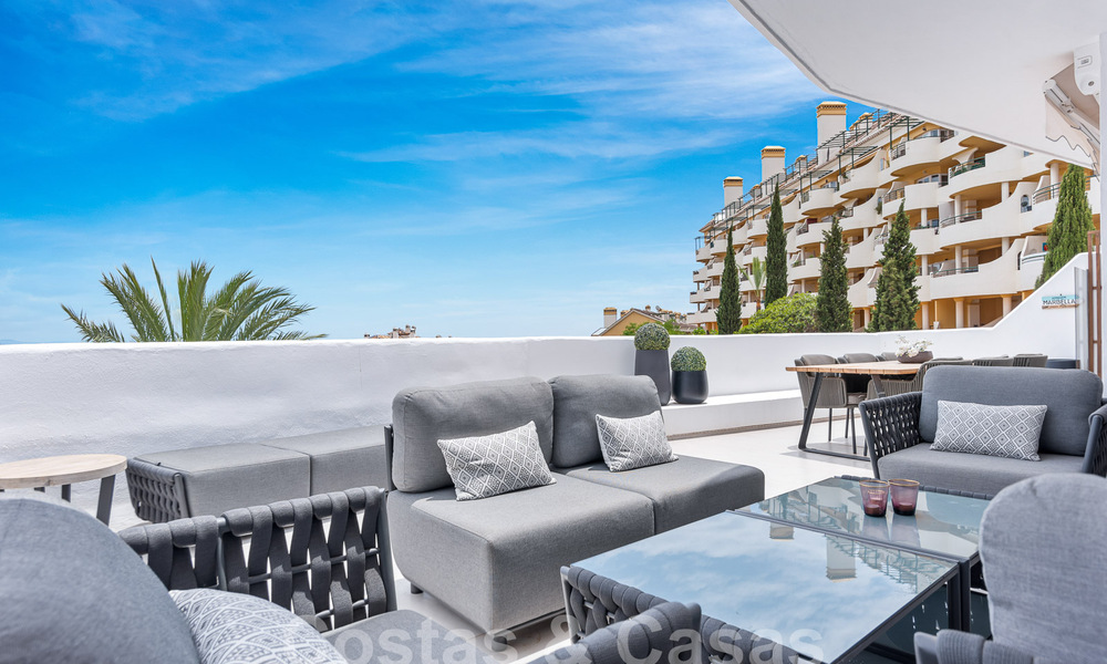 Penthouse contemporain rénové à vendre avec vue sur la montagne et la mer à Nueva Andalucia, Marbella 53595