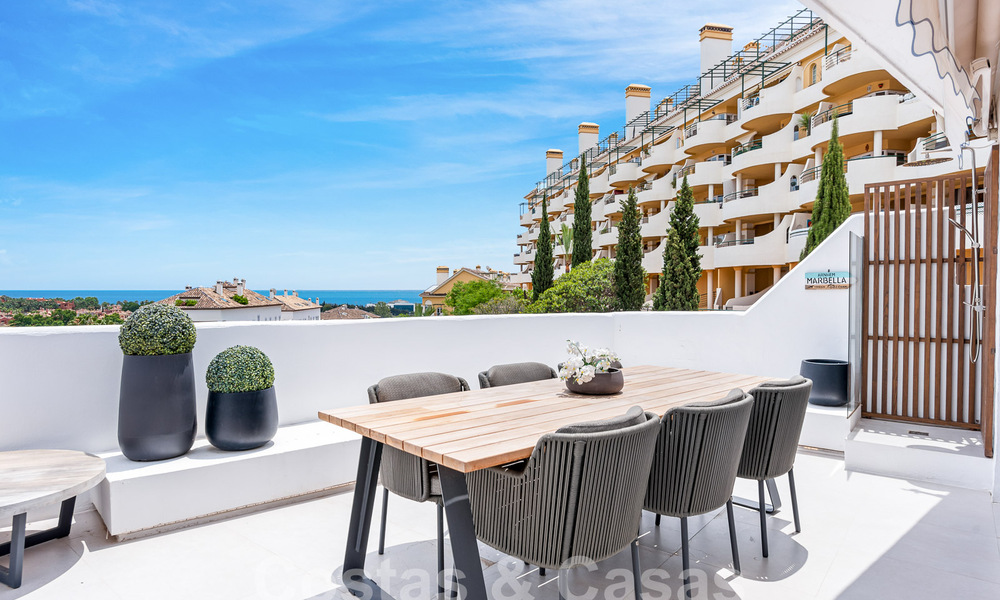 Penthouse contemporain rénové à vendre avec vue sur la montagne et la mer à Nueva Andalucia, Marbella 53597