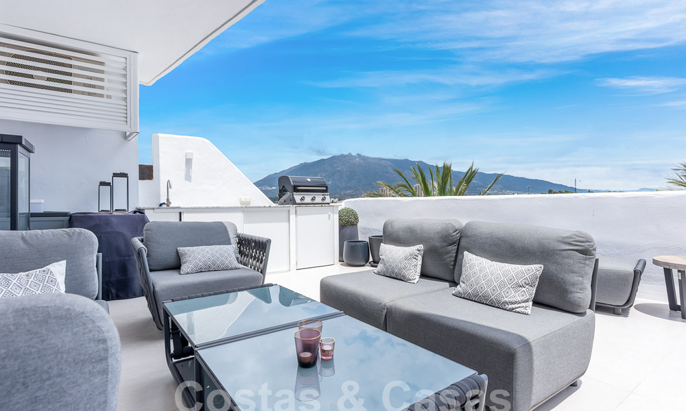 Penthouse contemporain rénové à vendre avec vue sur la montagne et la mer à Nueva Andalucia, Marbella 53598