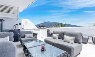 Penthouse contemporain rénové à vendre avec vue sur la montagne et la mer à Nueva Andalucia, Marbella 53598 