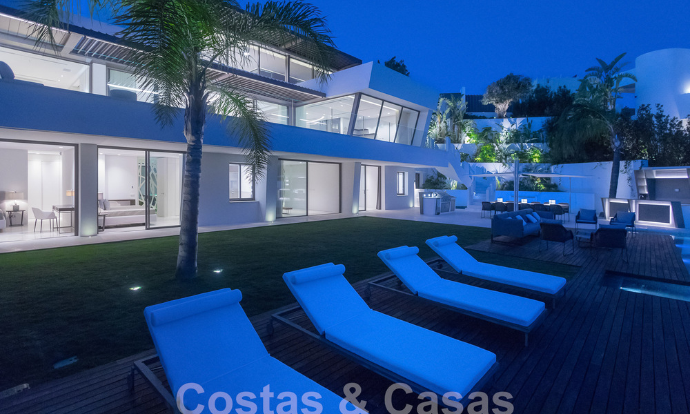 Villa de luxe neuve et moderne de 6 chambres à coucher, prête à être emménagée, avec vue sur la mer, à La Quinta, Marbella - Benahavis 54300
