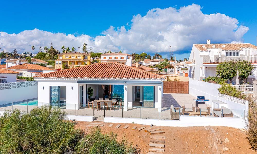 Superbe villa de plage moderne et méditerranéenne à vendre avec vue frontale sur la mer, en première ligne de plage à Mijas, Costa del Sol 54554