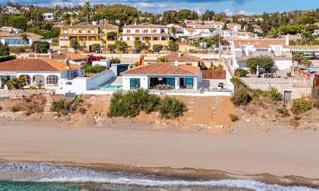 Superbe villa de plage moderne et méditerranéenne à vendre avec vue frontale sur la mer, en première ligne de plage à Mijas, Costa del Sol 54555
