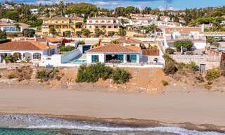 Superbe villa de plage moderne et méditerranéenne à vendre avec vue frontale sur la mer, en première ligne de plage à Mijas, Costa del Sol 54555 