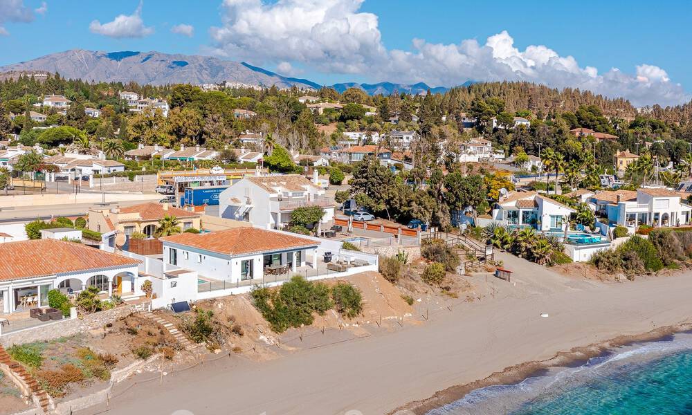 Superbe villa de plage moderne et méditerranéenne à vendre avec vue frontale sur la mer, en première ligne de plage à Mijas, Costa del Sol 54556