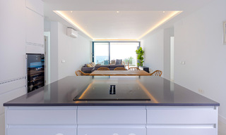 Superbe villa de plage moderne et méditerranéenne à vendre avec vue frontale sur la mer, en première ligne de plage à Mijas, Costa del Sol 54561 