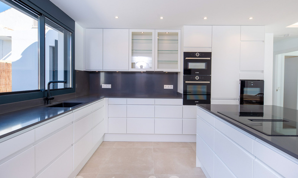 Superbe villa de plage moderne et méditerranéenne à vendre avec vue frontale sur la mer, en première ligne de plage à Mijas, Costa del Sol 54562