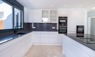 Superbe villa de plage moderne et méditerranéenne à vendre avec vue frontale sur la mer, en première ligne de plage à Mijas, Costa del Sol 54562 