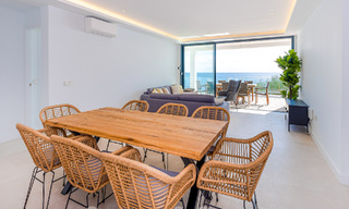 Superbe villa de plage moderne et méditerranéenne à vendre avec vue frontale sur la mer, en première ligne de plage à Mijas, Costa del Sol 54563 