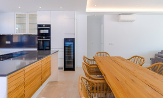 Superbe villa de plage moderne et méditerranéenne à vendre avec vue frontale sur la mer, en première ligne de plage à Mijas, Costa del Sol 54564 