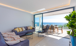 Superbe villa de plage moderne et méditerranéenne à vendre avec vue frontale sur la mer, en première ligne de plage à Mijas, Costa del Sol 54565 