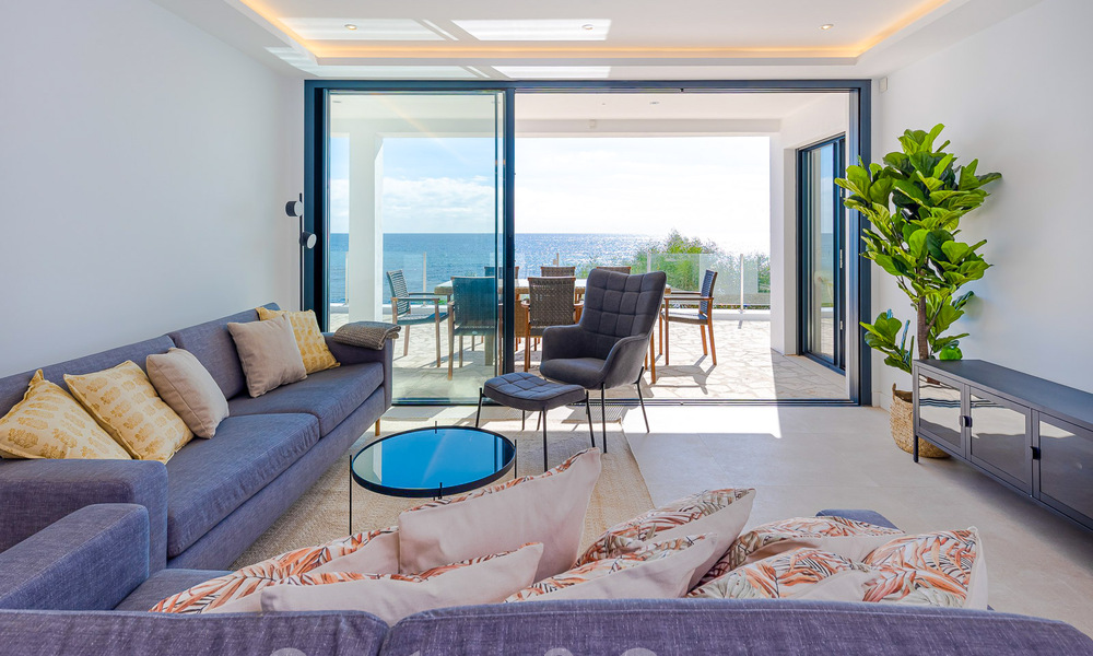 Superbe villa de plage moderne et méditerranéenne à vendre avec vue frontale sur la mer, en première ligne de plage à Mijas, Costa del Sol 54567