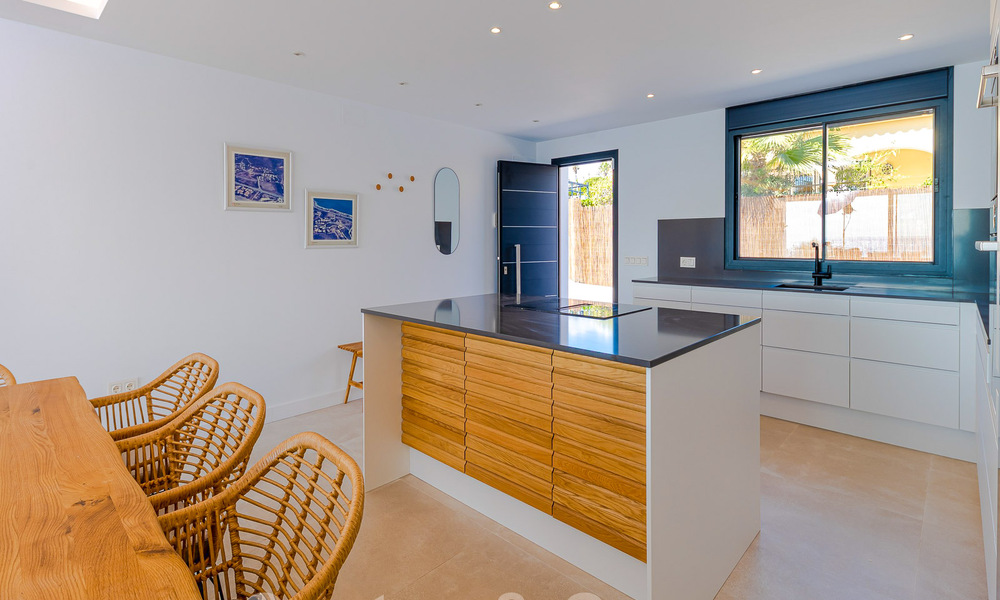 Superbe villa de plage moderne et méditerranéenne à vendre avec vue frontale sur la mer, en première ligne de plage à Mijas, Costa del Sol 54569