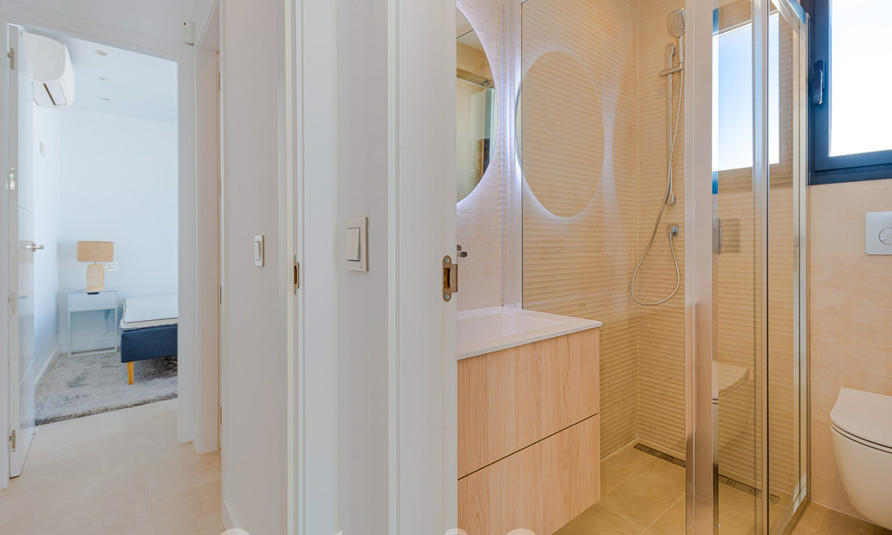 Superbe villa de plage moderne et méditerranéenne à vendre avec vue frontale sur la mer, en première ligne de plage à Mijas, Costa del Sol 54571