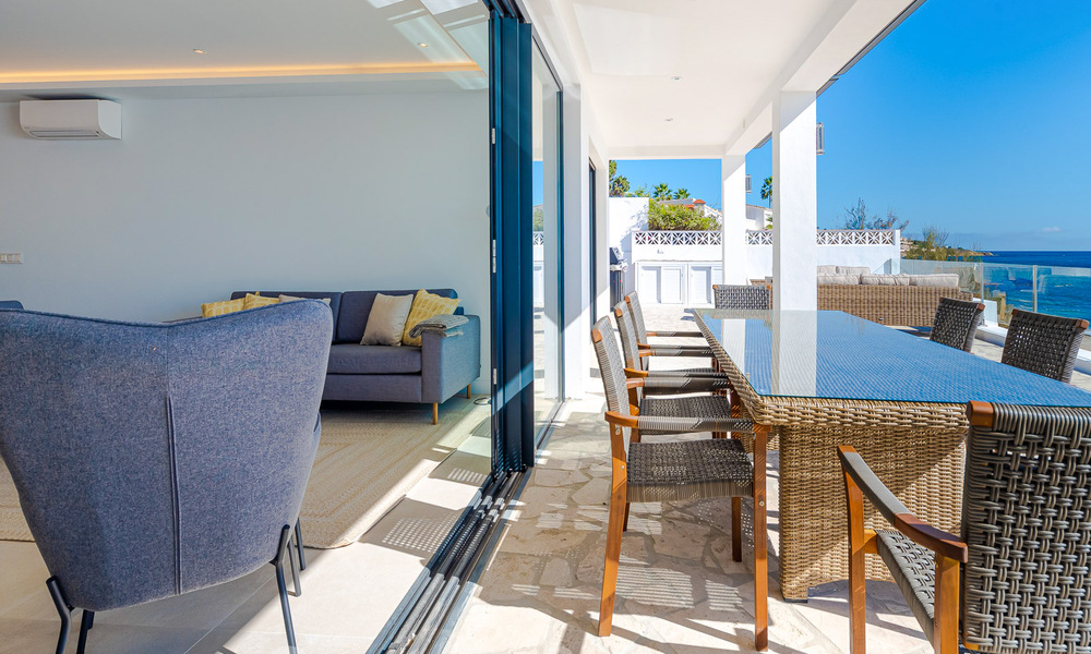 Superbe villa de plage moderne et méditerranéenne à vendre avec vue frontale sur la mer, en première ligne de plage à Mijas, Costa del Sol 54576