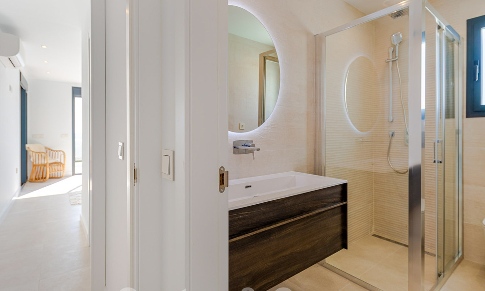 Superbe villa de plage moderne et méditerranéenne à vendre avec vue frontale sur la mer, en première ligne de plage à Mijas, Costa del Sol 54579