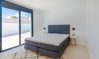 Superbe villa de plage moderne et méditerranéenne à vendre avec vue frontale sur la mer, en première ligne de plage à Mijas, Costa del Sol 54580 