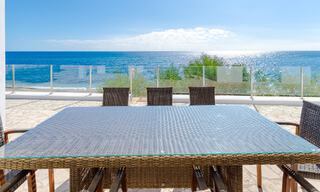 Superbe villa de plage moderne et méditerranéenne à vendre avec vue frontale sur la mer, en première ligne de plage à Mijas, Costa del Sol 54581 