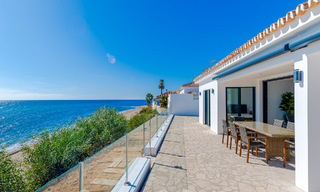 Superbe villa de plage moderne et méditerranéenne à vendre avec vue frontale sur la mer, en première ligne de plage à Mijas, Costa del Sol 54583 