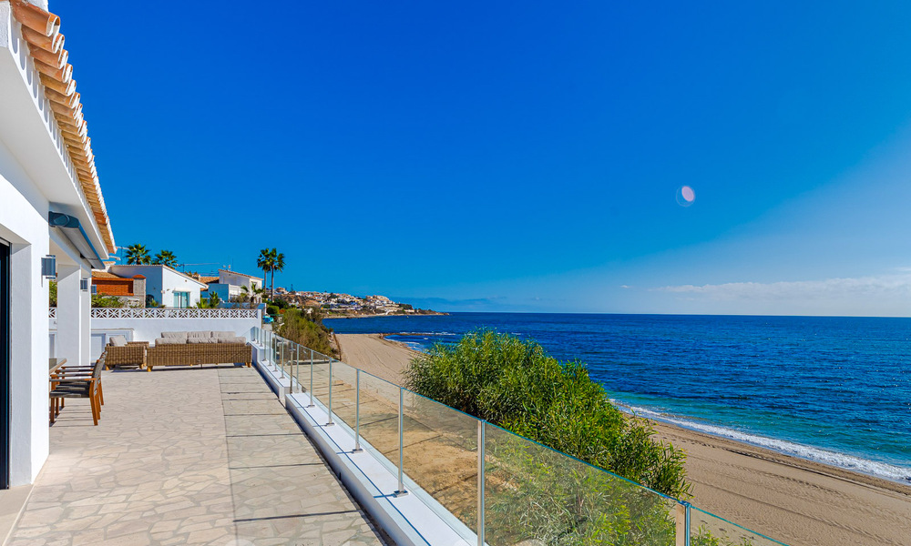 Superbe villa de plage moderne et méditerranéenne à vendre avec vue frontale sur la mer, en première ligne de plage à Mijas, Costa del Sol 54585