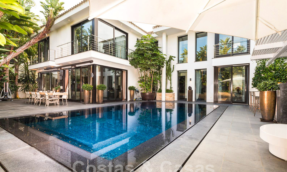 Spacieuse villa de luxe au style architectural moderne et méditerranéen à vendre dans le prestigieux quartier balnéaire de Los Monteros, Marbella Est 54596