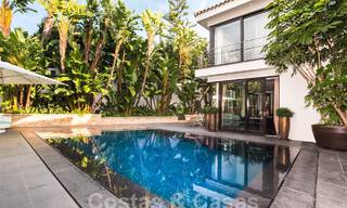 Spacieuse villa de luxe au style architectural moderne et méditerranéen à vendre dans le prestigieux quartier balnéaire de Los Monteros, Marbella Est 54597 