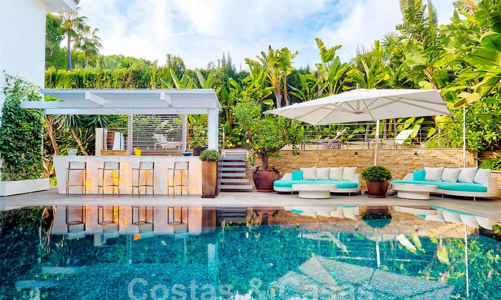 Spacieuse villa de luxe au style architectural moderne et méditerranéen à vendre dans le prestigieux quartier balnéaire de Los Monteros, Marbella Est 54598