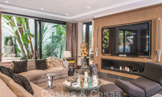 Spacieuse villa de luxe au style architectural moderne et méditerranéen à vendre dans le prestigieux quartier balnéaire de Los Monteros, Marbella Est 54602 