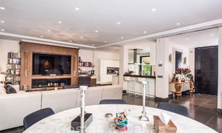 Spacieuse villa de luxe au style architectural moderne et méditerranéen à vendre dans le prestigieux quartier balnéaire de Los Monteros, Marbella Est 54603 