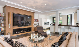 Spacieuse villa de luxe au style architectural moderne et méditerranéen à vendre dans le prestigieux quartier balnéaire de Los Monteros, Marbella Est 54604 