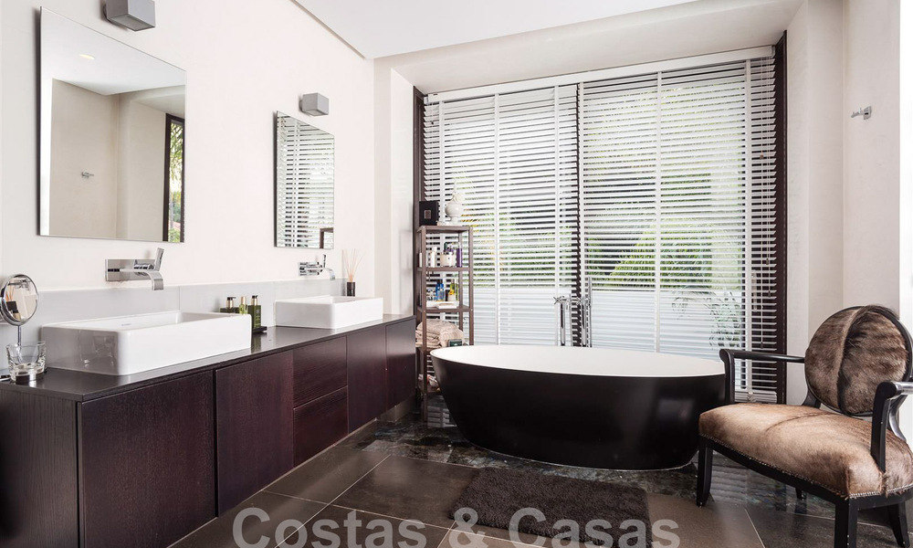 Spacieuse villa de luxe au style architectural moderne et méditerranéen à vendre dans le prestigieux quartier balnéaire de Los Monteros, Marbella Est 54608