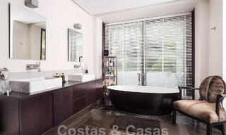 Spacieuse villa de luxe au style architectural moderne et méditerranéen à vendre dans le prestigieux quartier balnéaire de Los Monteros, Marbella Est 54608 