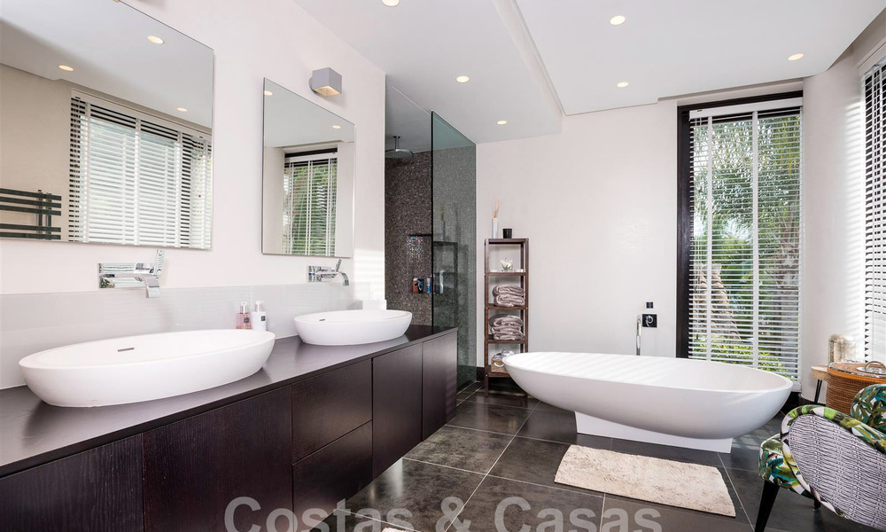 Spacieuse villa de luxe au style architectural moderne et méditerranéen à vendre dans le prestigieux quartier balnéaire de Los Monteros, Marbella Est 54611