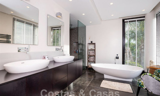 Spacieuse villa de luxe au style architectural moderne et méditerranéen à vendre dans le prestigieux quartier balnéaire de Los Monteros, Marbella Est 54611 