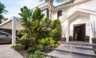 Spacieuse villa de luxe au style architectural moderne et méditerranéen à vendre dans le prestigieux quartier balnéaire de Los Monteros, Marbella Est 54613 