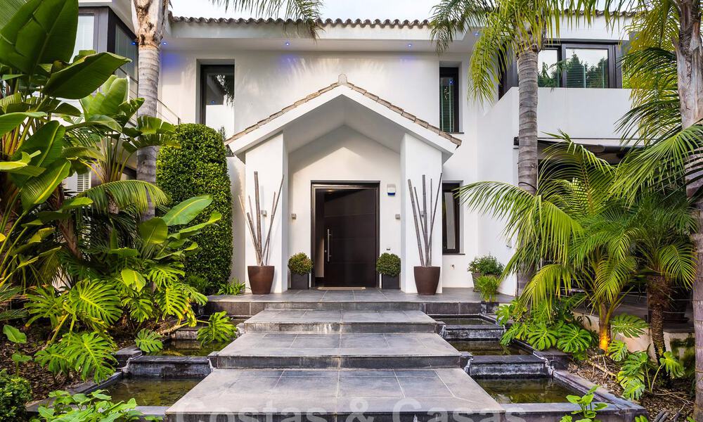 Spacieuse villa de luxe au style architectural moderne et méditerranéen à vendre dans le prestigieux quartier balnéaire de Los Monteros, Marbella Est 54614