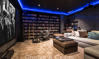 Spacieuse villa de luxe au style architectural moderne et méditerranéen à vendre dans le prestigieux quartier balnéaire de Los Monteros, Marbella Est 54617 