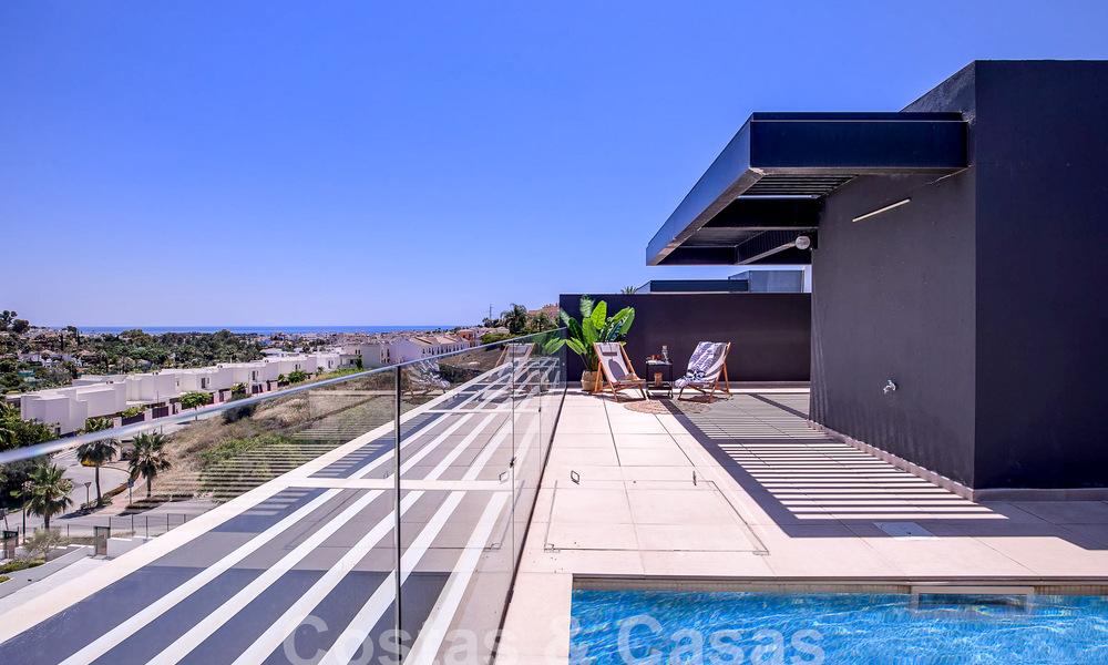Penthouse duplex contemporain à vendre avec piscine privée, sur le nouveau Golden Mile entre Marbella et Estepona 53602