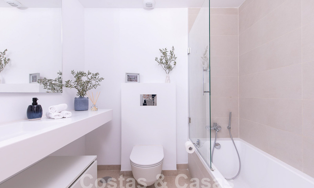 Penthouse duplex contemporain à vendre avec piscine privée, sur le nouveau Golden Mile entre Marbella et Estepona 53615