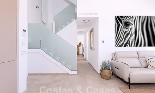 Penthouse duplex contemporain à vendre avec piscine privée, sur le nouveau Golden Mile entre Marbella et Estepona 53618 