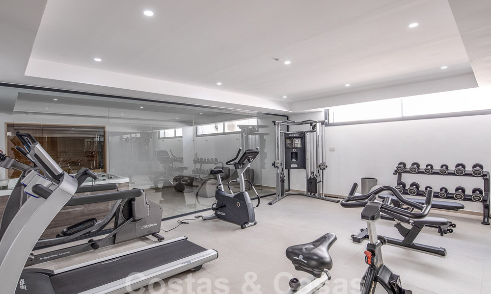 Penthouse duplex contemporain à vendre avec piscine privée, sur le nouveau Golden Mile entre Marbella et Estepona 53621