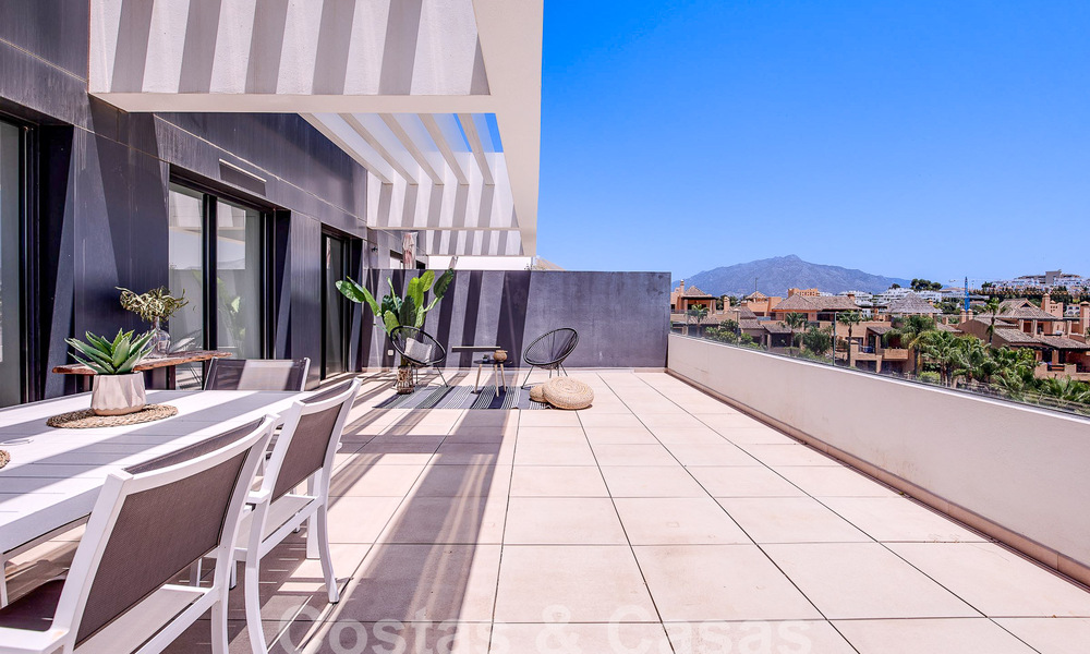 Penthouse duplex contemporain à vendre avec piscine privée, sur le nouveau Golden Mile entre Marbella et Estepona 53624