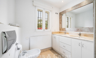 Villa de luxe à vendre dans un style architectural espagnol dans la prestigieuse urbanisation fermée de Cascada de Camojan, Marbella 54831 